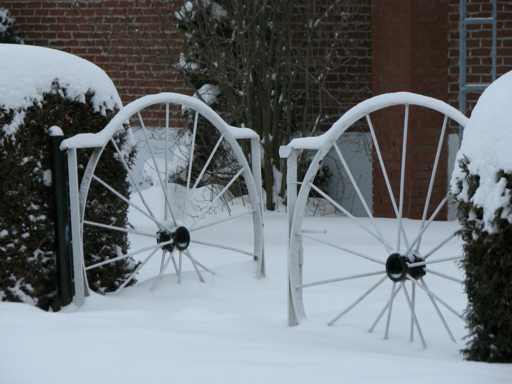 snow-covered-wagon-wheels-fence